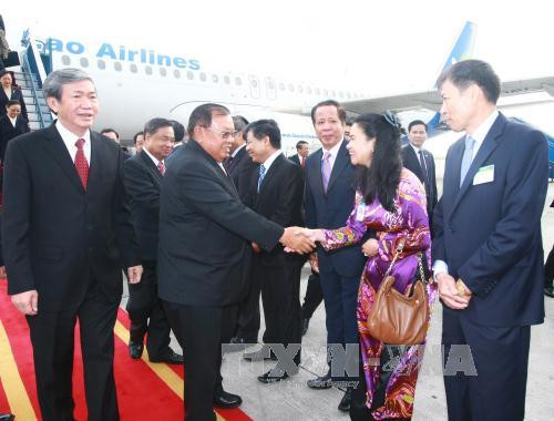  越共中央政治局委员、中央书记处常务书记丁世兄来到机场迎接本扬•沃拉吉同志。（图片来源：越通社）