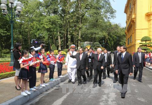  首都河内儿童欢迎本扬•沃拉吉访越。（图片来源：越通社）