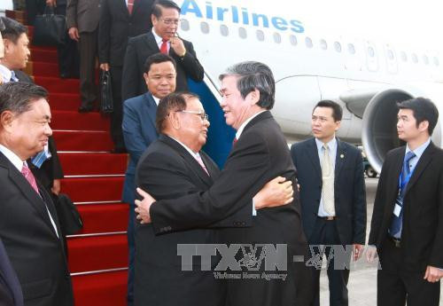  越共中央政治局委员、中央书记处常务书记丁世兄来到机场迎接本扬•沃拉吉同志。（图片来源：越通社）