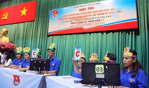 胡志明市团市委举行“年轻选民的责任”竞赛。（图片来源：人民军队报）