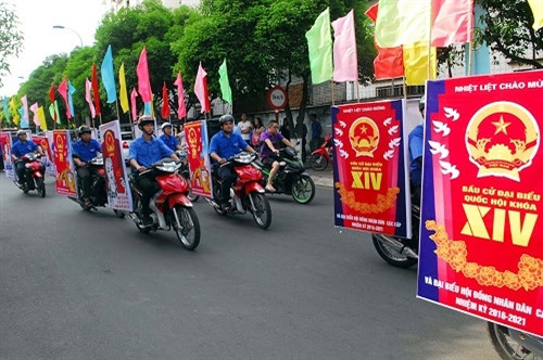 胡志明市青年参加选举宣传游行活动。（图片来源：人民军队报）