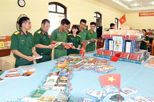 胡志明市司令部举行喜迎各级换届选举的图书展。（图片来源：人民军队报）