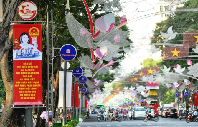 胡志明市各条街道张灯结彩迎选举日。（图片来源：越共电子报）