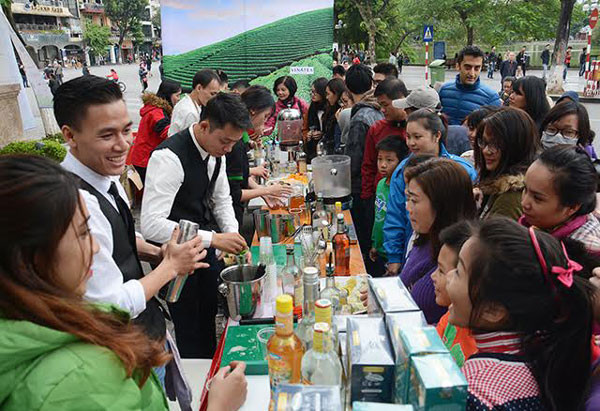 该活动吸引众多青年游客前来参加。