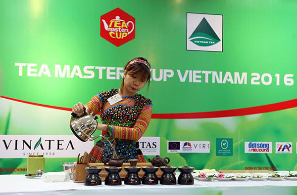 来自山萝省达素茶地区艺人表演泡茶艺术。