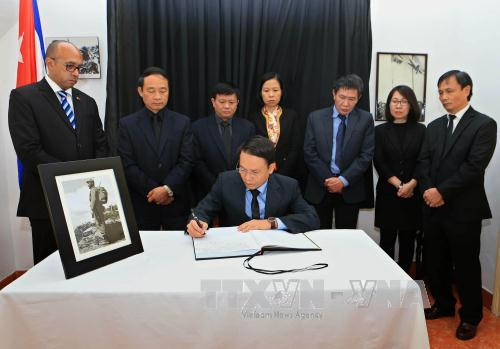 越通社社长阮德利在吊唁簿上留言（图片来源：越通社）