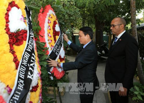 越通社社长阮德利一行敬献花圈悼念古巴革命领袖菲德尔•卡斯特罗（图片来源：越通社）