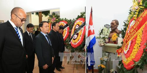 越通社社长阮德利一行敬献花圈悼念​古巴革命领袖菲德尔•卡斯特罗（图片来源：越通社）