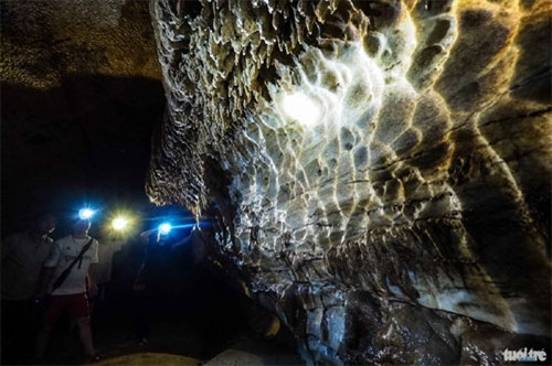 在水流的影响下，这里塑造出形状各异的岩石。