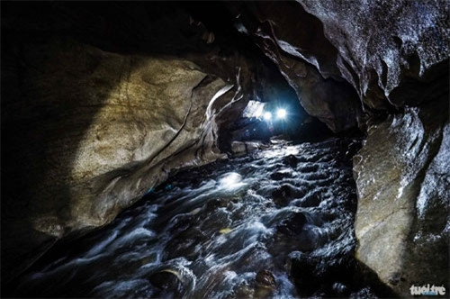深入洞穴，水流湍急。