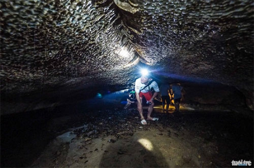 有些地方，山洞的顶部较低，行走不方便。