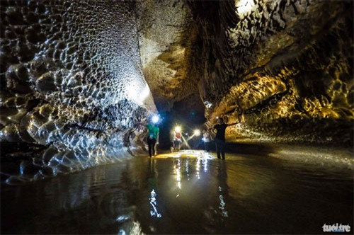 山洞顶部，最高的地方可达20米。