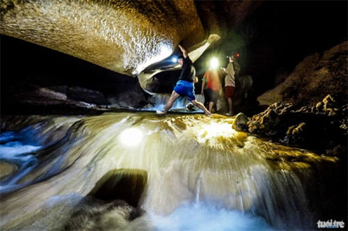 在大雨过后，从山崖流下的水流湍急。