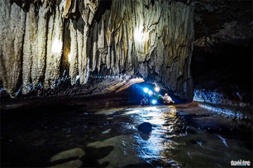 岩石从洞穴顶部伸下去。