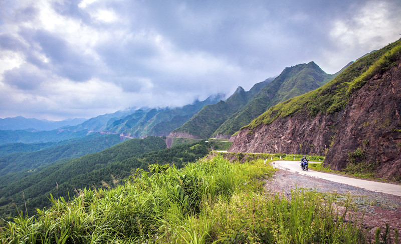 距离黄莫约10公里，北岗边走上具有一条著名美丽的路段，背包游客称为恐龙脊椎。