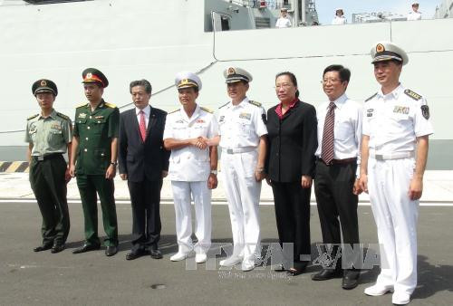 越方有关部门领导代表欢迎中国海军湘潭舰、舟山舰、巢湖舰编队到访。（图片来源：越通社）