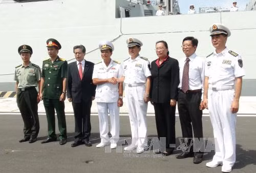 越方有关部门领导代表欢迎中国海军湘潭舰、舟山舰、巢湖舰编队到访。（图片来源：越通社）
