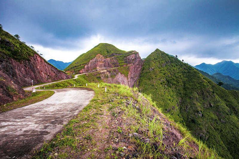 走过1302号界碑的路段。