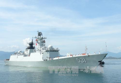 中国海军湘潭舰、舟山舰、巢湖舰编队访问金兰国际港。（图片来源：越通社）