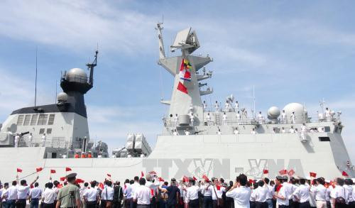 越方有关部门领导代表欢迎中国海军湘潭舰、舟山舰、巢湖舰编队到访。（图片来源：越通社）