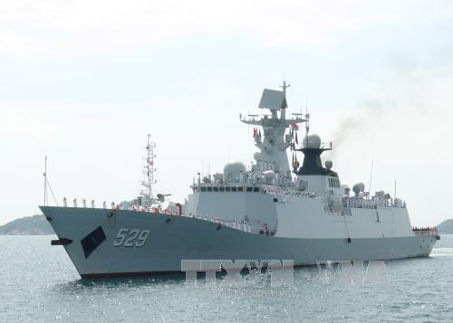 中国海军湘潭舰、舟山舰、巢湖舰编队访问金兰国际港。（图片来源：越通社）