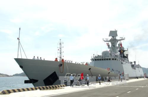 中国海军湘潭舰、舟山舰、巢湖舰编队访问金兰国际港。（图片来源：越通社）