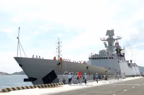 中国海军湘潭舰、舟山舰、巢湖舰编队访问金兰国际港。（图片来源：越通社）