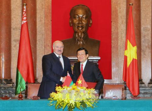 张晋创主席同卢卡申科总统签订了《越南社会主义共和国主席和白俄罗斯共和国总统关于巩固和全面发展越南与白俄罗斯关系的联合声明》。（图片来源：越通社）