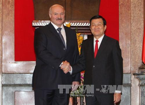 张晋创主席欢迎白俄罗斯总统卢卡申科到访。（图片来源：越通社）