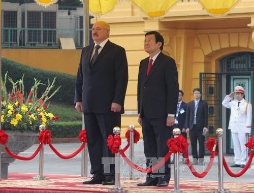 越南国家主席张晋创在主席府按照给予国家元首的礼遇主持隆重仪式，欢迎白俄罗斯总统卢卡申科一行的到访。（图片来源：越通社）