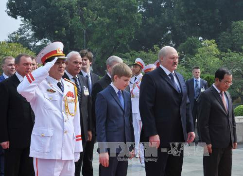 白俄罗斯总统卢卡申科一行向设在首都河内的英雄烈士纪念台敬献花圈。（图片来源：越通社）