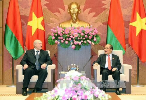 越南国会主席阮生雄会见白俄罗斯总统卢卡申科。（图片来源：越通社）