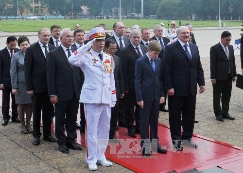 白俄罗斯总统卢卡申科一行向设在首都河内的胡志明主席陵敬献花圈。（图片来源：越通社）