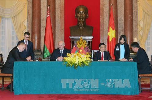  两位领导人还见证了两国各部委、地方之间的其他若干协作协议的签字仪式。（图片来源：越通社）