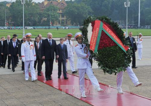白俄罗斯总统卢卡申科一行向设在首都河内的胡志明主席陵敬献花圈。（图片来源：越通社）