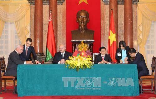  两位领导人还见证了两国各部委、地方之间的其他若干协作协议的签字仪式。（图片来源：越通社）