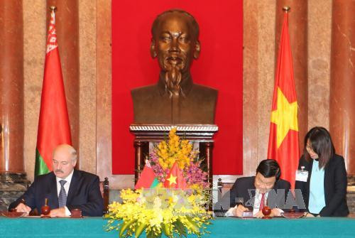 张晋创主席同卢卡申科总统签订了《越南社会主义共和国主席和白俄罗斯共和国总统关于巩固和全面发展越南与白俄罗斯关系的联合声明》。（图片来源：越通社）