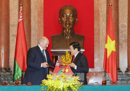 张晋创主席同卢卡申科总统签订了《越南社会主义共和国主席和白俄罗斯共和国总统关于巩固和全面发展越南与白俄罗斯关系的联合声明》。（图片来源：越通社）