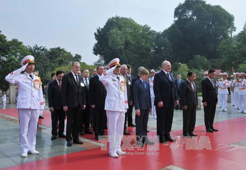 白俄罗斯总统卢卡申科一行向设在首都河内的英雄烈士纪念台敬献花圈。（图片来源：越通社）