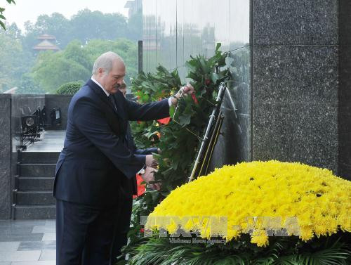 白俄罗斯总统卢卡申科一行向设在首都河内的胡志明主席陵敬献花圈。（图片来源：越通社）