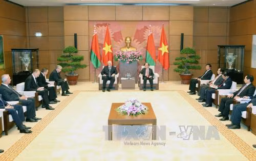 越南国会主席阮生雄会见白俄罗斯总统卢卡申科。（图片来源：越通社）