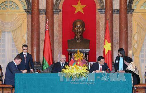  两位领导人还见证了《越南劳动荣军社会部与白俄罗斯教育部关于在白俄罗斯高等院校培养越南公民的协议》签字仪式。（图片来源：越通社）
