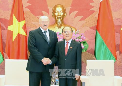 越南国会主席阮生雄会见白俄罗斯总统卢卡申科。（图片来源：越通社）