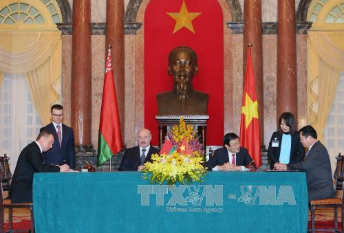  两位领导人还见证了两国各部委、地方之间的其他若干协作协议的签字仪式。（图片来源：越通社）