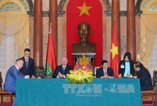  两位领导人还见证了《越南文化体育旅游部与白俄罗斯体育和旅游部旅游合作计划（2016-2018）》签字仪式。（图片来源：越通社）