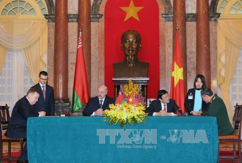  两位领导人还见证了两国各部委、地方之间的其他若干协作协议的签字仪式。（图片来源：越通社）