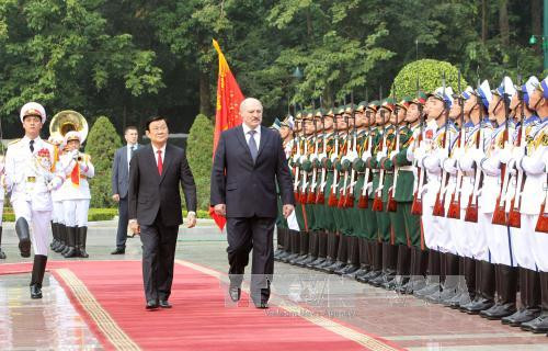 张晋创主席与白俄罗斯总统卢卡申科检阅仪仗队。（图片来源：越通社）