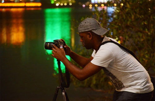 一位国际游客入神拍照还剑湖景色。（图片来源：人民军队报）