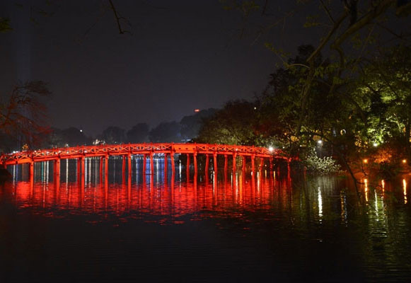 夜幕降临之栖旭桥。（图片来源：人民军队报）
