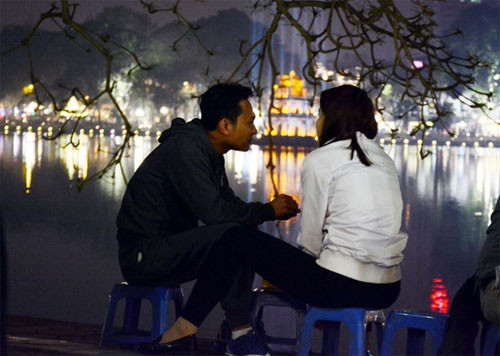 谈心。（图片来源：人民军队报）